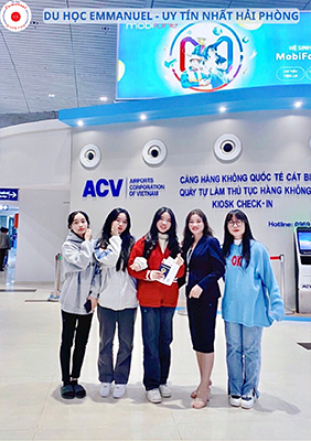 Học viên trung tâm du học Emmanuel chụp ảnh lưu niệm trước chuyến bay