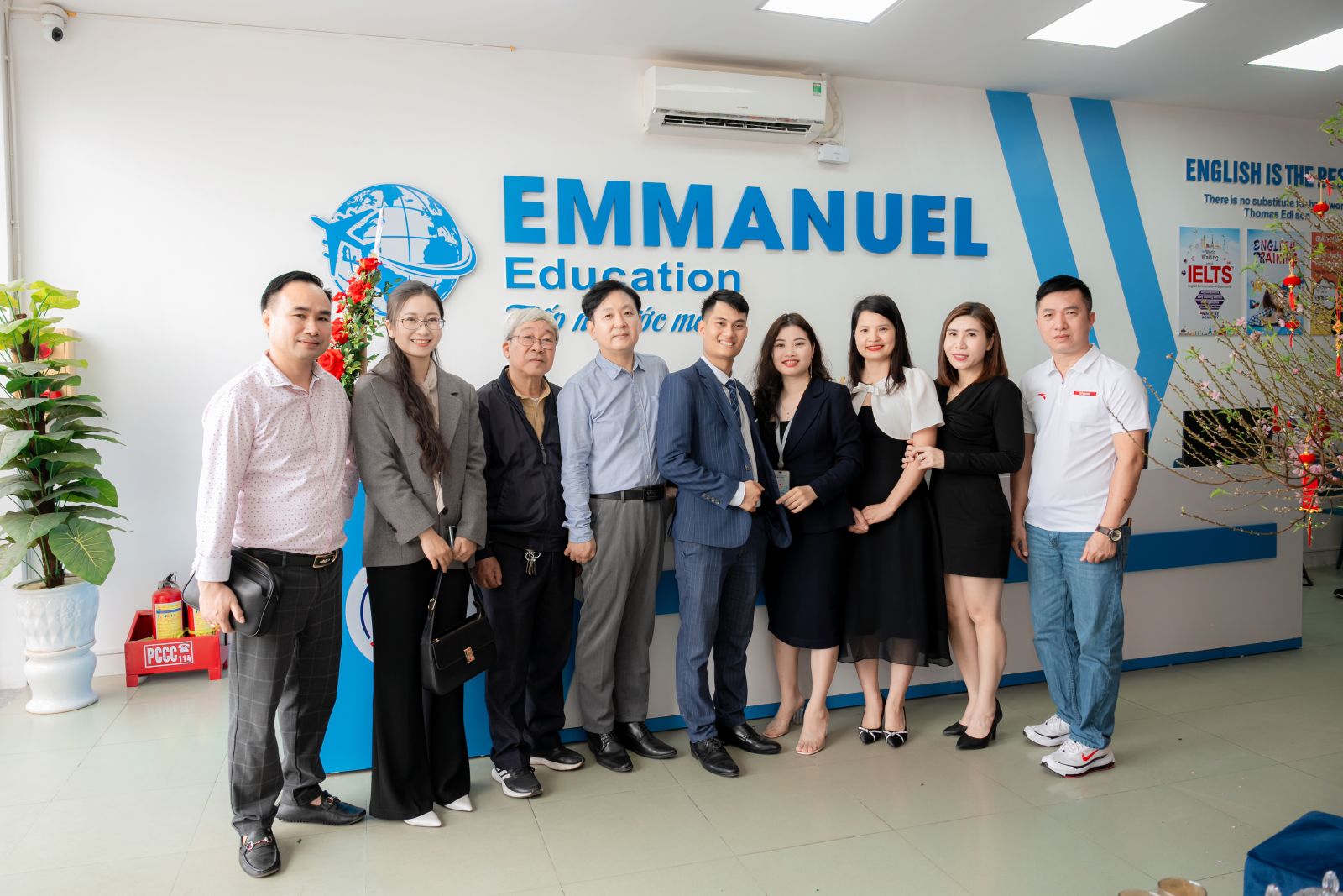 Trung tâm du học Emmanuel chụp ảnh cùng khách mời