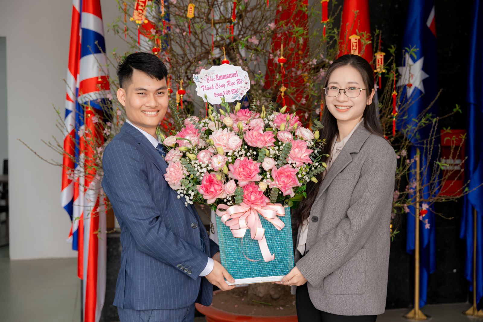 Trung tâm du học Emmanuel chụp ảnh cùng khách mời