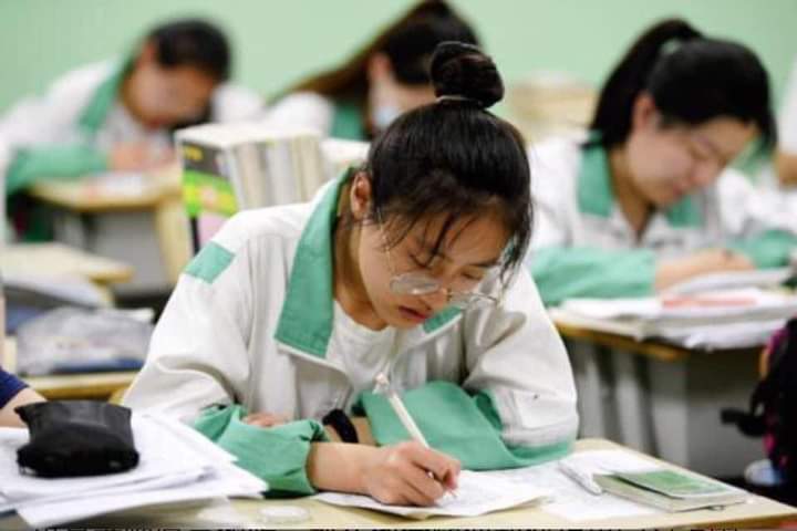 TRẬT TỰ CỦA CÁC TÍNH TỪ  TRƯỚC MỘT DANH TỪ